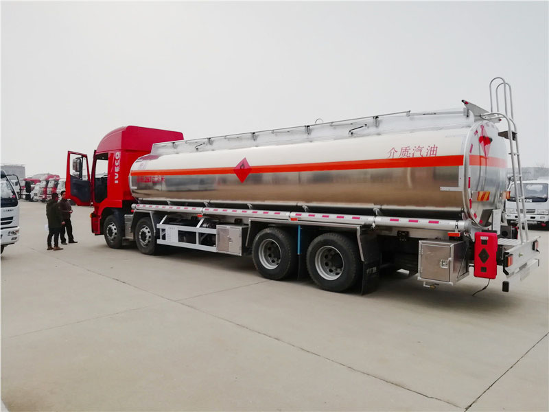 上汽紅巖29.7方前四后八鋁合金運油車，20噸運油車